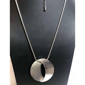 1987 Lia Sophia silvertone Circle statement pendant snake chain Necklace 30"